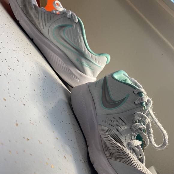 Nike tennis shoes - Picture 8 of 11